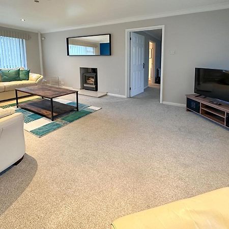 Blunsdon Lodge - Spacious Bungalow, High Speed Wi-Fi, Free Private Parking, Garden Swindon Eksteriør billede