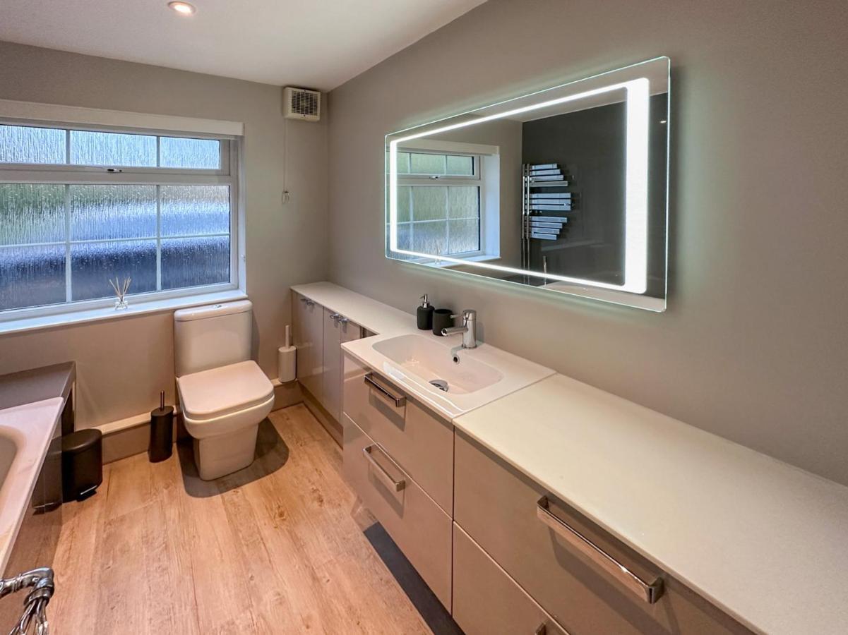 Blunsdon Lodge - Spacious Bungalow, High Speed Wi-Fi, Free Private Parking, Garden Swindon Eksteriør billede