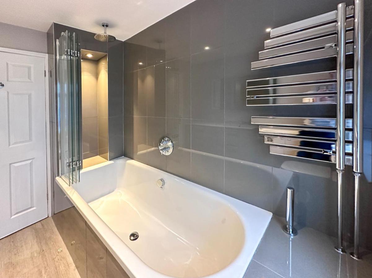 Blunsdon Lodge - Spacious Bungalow, High Speed Wi-Fi, Free Private Parking, Garden Swindon Eksteriør billede