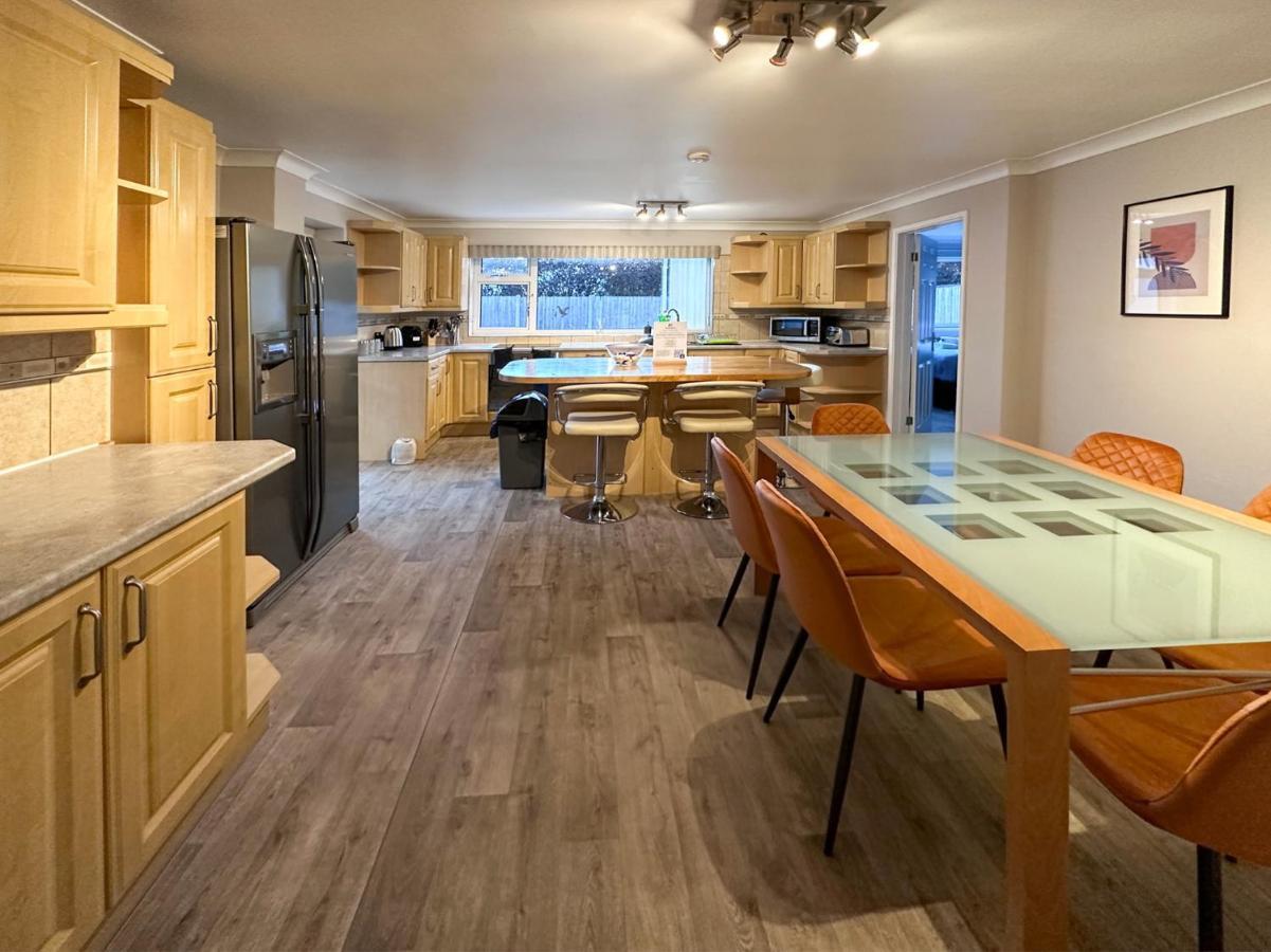 Blunsdon Lodge - Spacious Bungalow, High Speed Wi-Fi, Free Private Parking, Garden Swindon Eksteriør billede