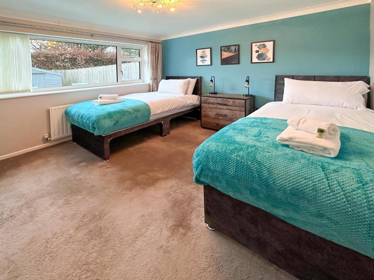 Blunsdon Lodge - Spacious Bungalow, High Speed Wi-Fi, Free Private Parking, Garden Swindon Eksteriør billede