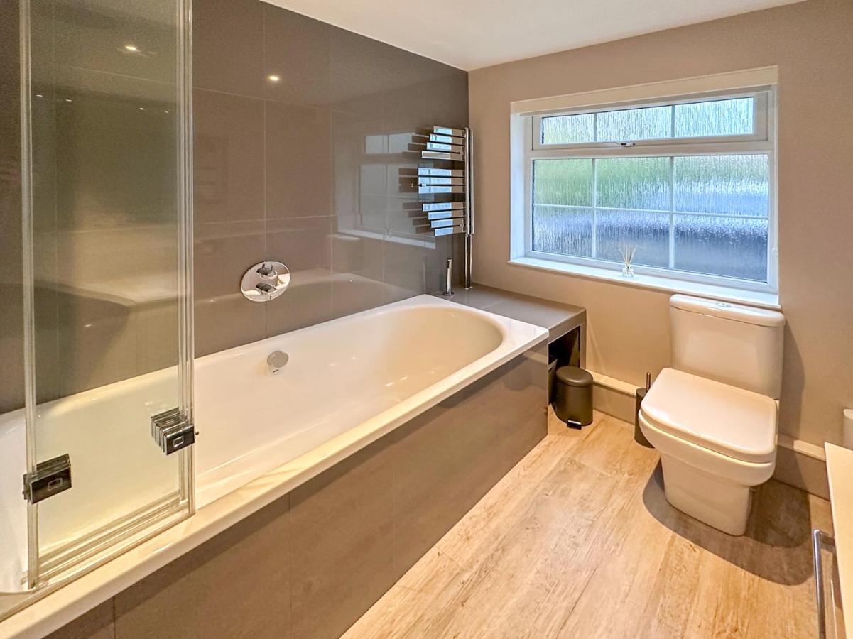 Blunsdon Lodge - Spacious Bungalow, High Speed Wi-Fi, Free Private Parking, Garden Swindon Eksteriør billede