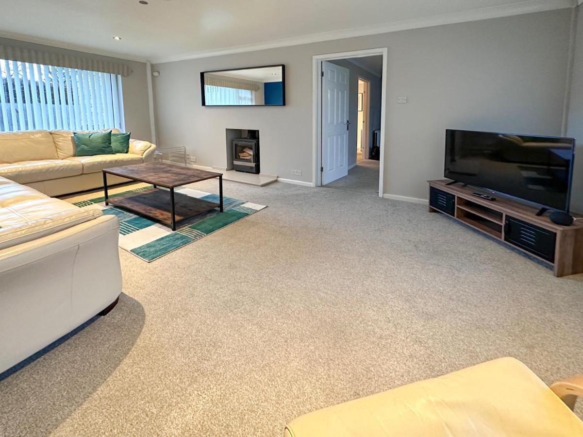 Blunsdon Lodge - Spacious Bungalow, High Speed Wi-Fi, Free Private Parking, Garden Swindon Eksteriør billede