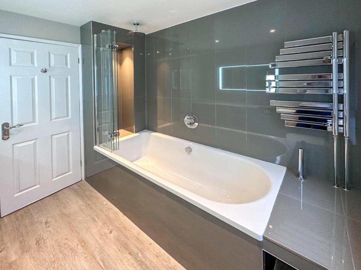 Blunsdon Lodge - Spacious Bungalow, High Speed Wi-Fi, Free Private Parking, Garden Swindon Eksteriør billede